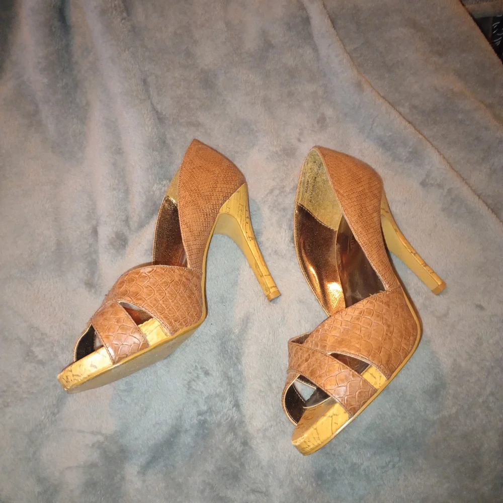 Woven Peep-Toe High Heel Pumps in Brown - Picture 2 of 3